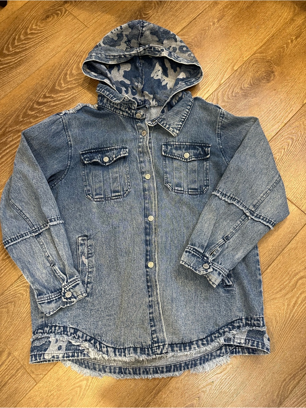 Hooded denim shirt jacket - camo detail raw edge sz XL